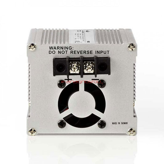 Power Inverter aangepaste sinusgolf 12V DC - 230 V AC, 300 W / 300W omvormer met sinusgolfuitgang die spanning omzet van 12V DC-batterijen naar 230V AC. Voedt 230V apparaten waar 12V DC beschikbaar is. Hij heeft een Schuko-connector en een USB-stick.