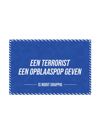 Een terrorist een opblaaspop geven - Is Nooit Grappig