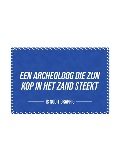 Een archeoloog die zijn kop in het zand steekt - Is Nooit Grappig