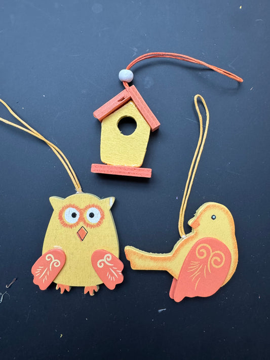 Paasdecoratie houten vogels en huisje