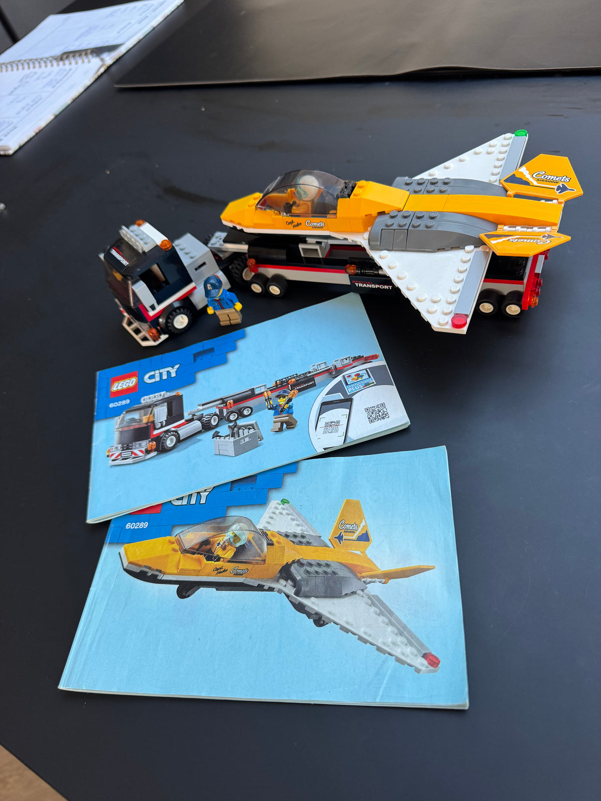 LEGO 60289 - City 'Vliegshowjettransport'
