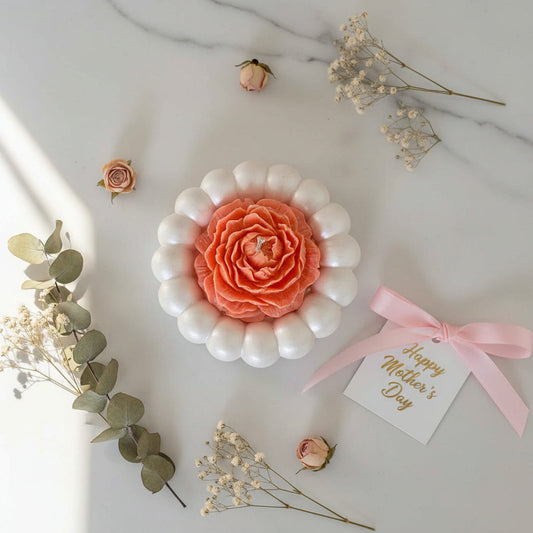 Peony Bubble Geschenkset – Artisanale Bloemenkaars met Keramische Onderzetter